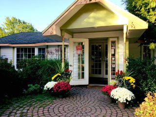 Flying Apron Inn & Cookery: View from outside