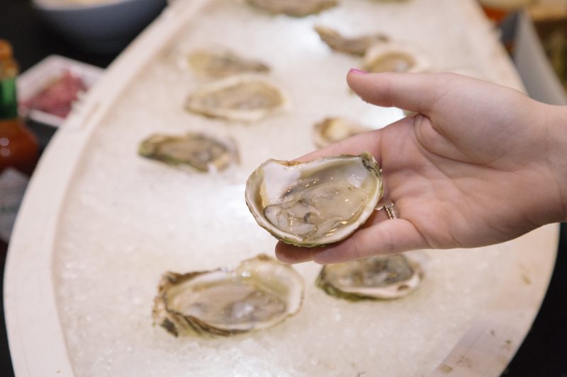 Sip n shuck oysters